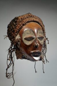 Masque cérémoniel en bois patiné