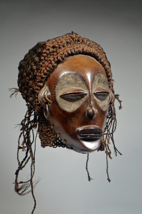 Masque cérémoniel en bois patiné